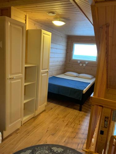 a small bedroom with a bed and a window at Vaeltajankulma H6 in Ylläsjärvi