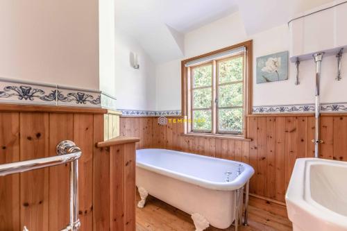 Vannas istaba naktsmītnē Chestnut Cottage - Stunning Countryside Views! PARKING, 4 BED, 3 BATHROOMS
