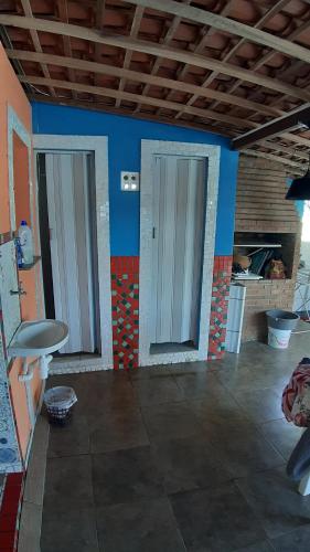 勒西菲的住宿－Piratas do Sol Hostel，一间设有蓝色和红色墙壁的客房和一间带桌子的房间