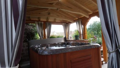 baño con lavabo grande en una casa en Gîte "AU CADRAN SOLAIRE" en Triembach-au-Val