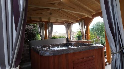 un bagno con un grande lavandino in una casa di Gîte "AU CADRAN SOLAIRE" a Triembach-au-Val
