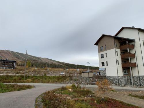 a building on the side of a road next to a street at Vaeltajankulma H6 in Ylläsjärvi