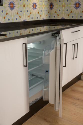a refrigerator with its door open in a kitchen at Flipco Málaga in Málaga