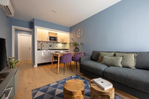 a living room with a couch and a table at Flipco Málaga in Málaga
