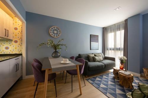 a living room with a table and a couch at Flipco Málaga in Málaga