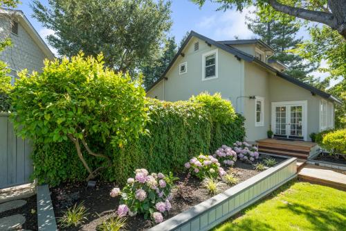 un jardín delante de una casa en The Oxbow House - Designer 3BD/2BA Home, en Napa