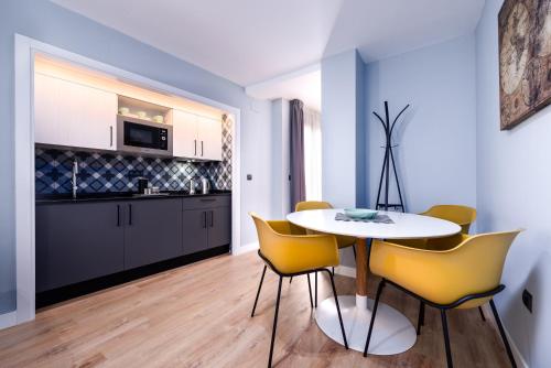 a kitchen and dining room with a table and chairs at Flipco Málaga in Málaga