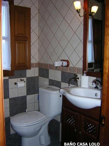 a bathroom with a toilet and a sink at Casa Lolo de Villaviciosa in Camoca