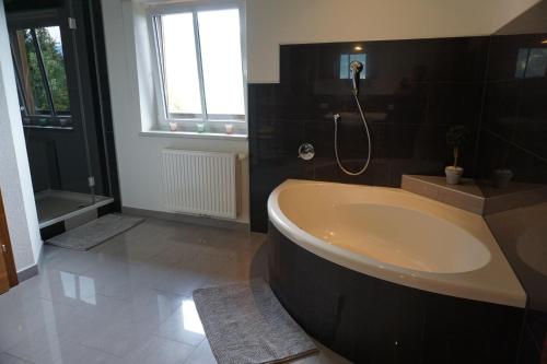 Ένα μπάνιο στο Appartement Winteraugut