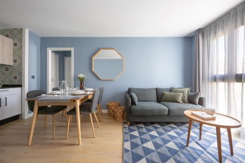 a living room with a table and a couch at Flipco Málaga in Málaga