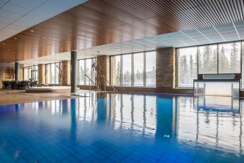 a large swimming pool with blue water in a building at Skistar Lodge Trysil in Trysil