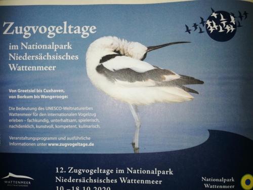 a sign with a bird standing in the water at Ediths Haus in Rhauderfehn