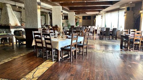 a dining room with a table and chairs at Hotel Olimpija plus in Herceg-Novi