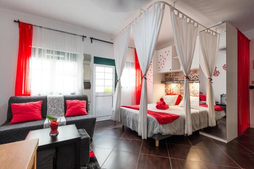 ペニシェにあるCasa Alegria by CosyCasa Praia Penicheのベッドルーム1室(ベッド2台、ソファ付)