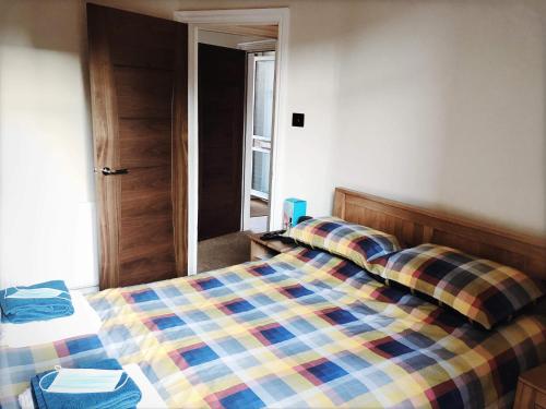 1 dormitorio con 1 cama con una manta colorida en Richmond Luxury flat Fabulous location, en Southend-on-Sea