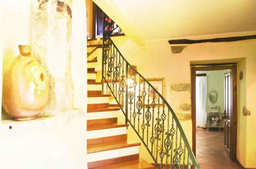a staircase in a house with a vase on the wall at Casa De Ajala - B&B de Charme in Antica Dimora totalmente ristrutturata e dotata di tutti i confort Bagni privati Spazio living Patio esterno Ambienti climatizzati Degustazioni prodotti locali in Làconi