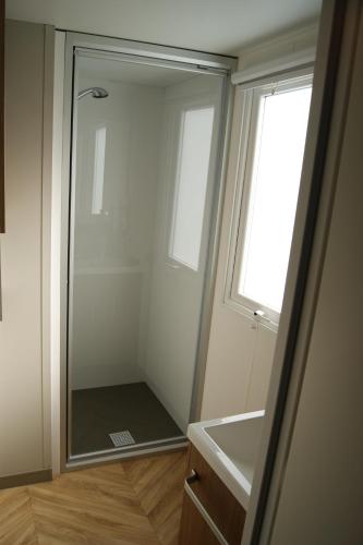 Een badkamer bij Mobil home neuf 3 chambres 8 personnes Fréjus
