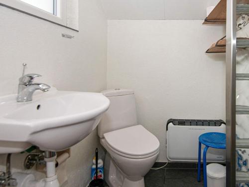 uma casa de banho com um WC branco e um lavatório. em One-Bedroom Holiday home in Ejstrupholm em Ejstrup