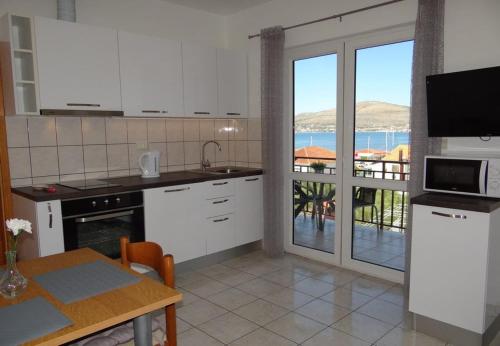 Galeriebild der Unterkunft Apartments Mara - 70m from the sea in Trogir