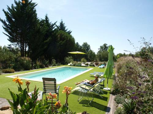 Cozy Cottage in Aquitaine with Private Swimming Poolの敷地内または近くにあるプール