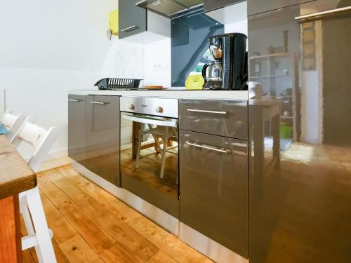 Il comprend une cuisine équipée d'appareils en acier inoxydable et du parquet. dans l'établissement Apartment Isigny-sur-Mer near Sea, à Isigny-sur-Mer