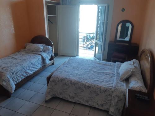 una camera con due letti e uno specchio di HOTEL VELLEDA a Rabat