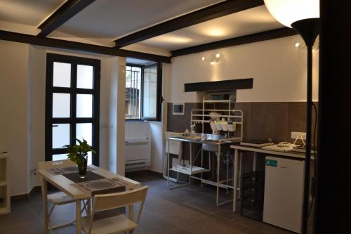 eine Küche mit einem Tisch und einem Esszimmer in der Unterkunft Belle Donne Apartment in Benevento