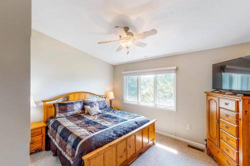 Schlafzimmer mit einem Bett und einem Deckenventilator in der Unterkunft Lakeside in Dandridge