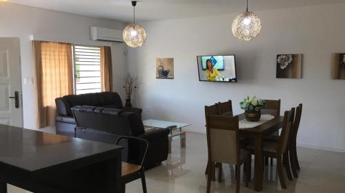 Una televisión o centro de entretenimiento en RELAX II