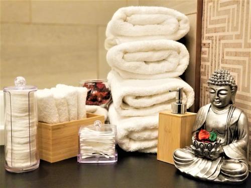 溫尼伯的住宿－Hawaii-Peg，浴室设有布达佛像,旁边是毛巾