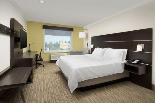 Ліжко або ліжка в номері Holiday Inn Express Puyallup, an IHG Hotel