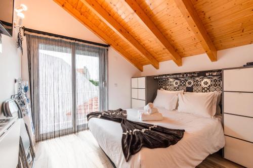Ένα ή περισσότερα κρεβάτια σε δωμάτιο στο Casa das Rendas by CosyCasa Praia Peniche