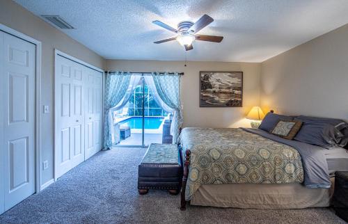 una camera con letto e ventilatore a soffitto di SARASOTA VACATION HOME a Sarasota