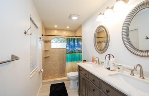 bagno con lavandino, servizi igienici e specchio di SARASOTA VACATION HOME a Sarasota