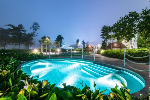 ゲンティンハイランドにあるGenting Windmill Moutain view 4-ROOM Executive Suiteの夜間のスイミングプール(ガゼボ付)