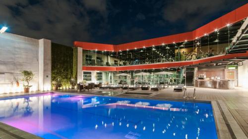 a hotel with a large swimming pool at night at Holiday Inn Buenavista, an IHG Hotel in Mexico City