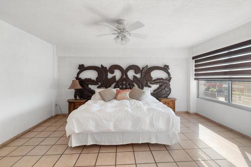 a bedroom with a large white bed with a large headboard at Encantadora Suite Céntrica Av Tecnológico S8 in Casa Blanca La Corregidora