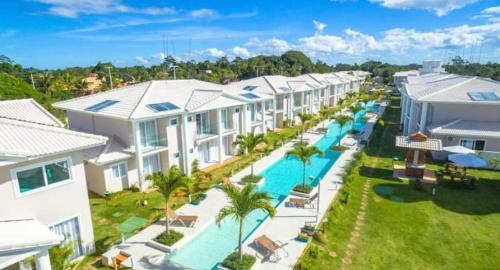 uma vista aérea de um resort com uma piscina em Casa em condomínio fechado-Arraial D'ajuda-Alto da Pitinga em Arraial d'Ajuda