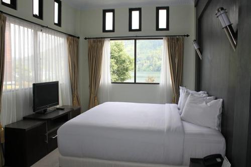 Llit o llits en una habitació de Khas Parapat