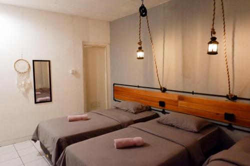 En eller flere senge i et værelse på Buton Backpacker Lodge
