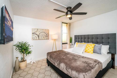 a bedroom with a bed with a ceiling fan at 1BD Condo with Ocean Views: 40% OFF, Self Check-In in Kihei