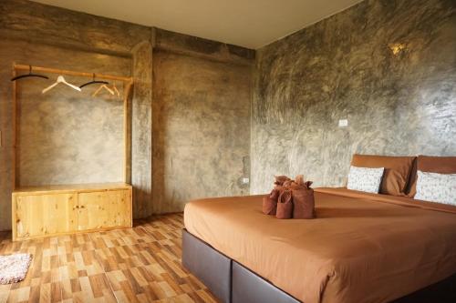 Bann Suan Maya tesisinde bir odada yatak veya yataklar