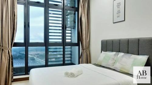 een slaapkamer met een bed en een groot raam bij ABHOME "JAPAN SUITE" #GreenHaven #Olympic Pool #360"SeaView #JB in Johor Bahru