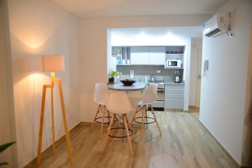 eine Küche mit einem Tisch und Stühlen im Zimmer in der Unterkunft Montañeses 2830 Modern Flat in Buenos Aires