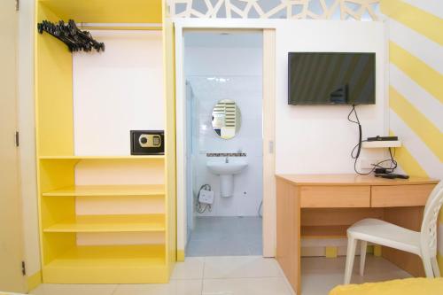 um quarto com uma secretária e um WC em Alicia Tower Residences em Cebu