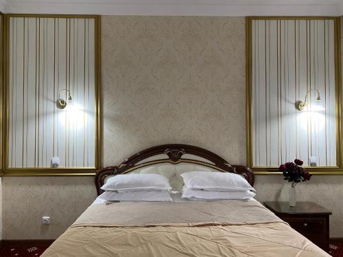 Een bed of bedden in een kamer bij Lion Hotel