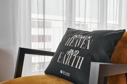 Un lugar para sentarse en The Cloud Suite Apartments