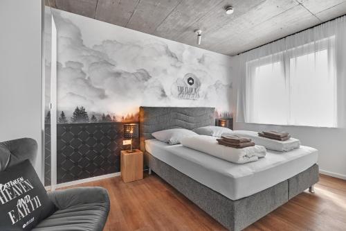 ein Schlafzimmer mit 2 Betten und einem Wandgemälde in der Unterkunft The Cloud Suite Apartments in Freiburg im Breisgau