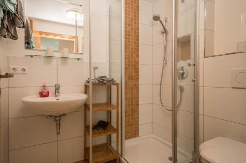 bagno con lavandino e doccia di Casa Rindler a Sigmarszell