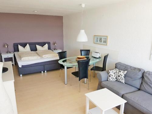 ein Wohnzimmer mit einem Sofa und einem Tisch in der Unterkunft Ferienpark K05-012 Ferienpark in Heiligenhafen